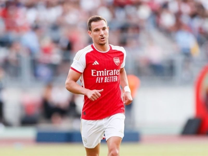 hau-ve-phai-cedric-soares-1